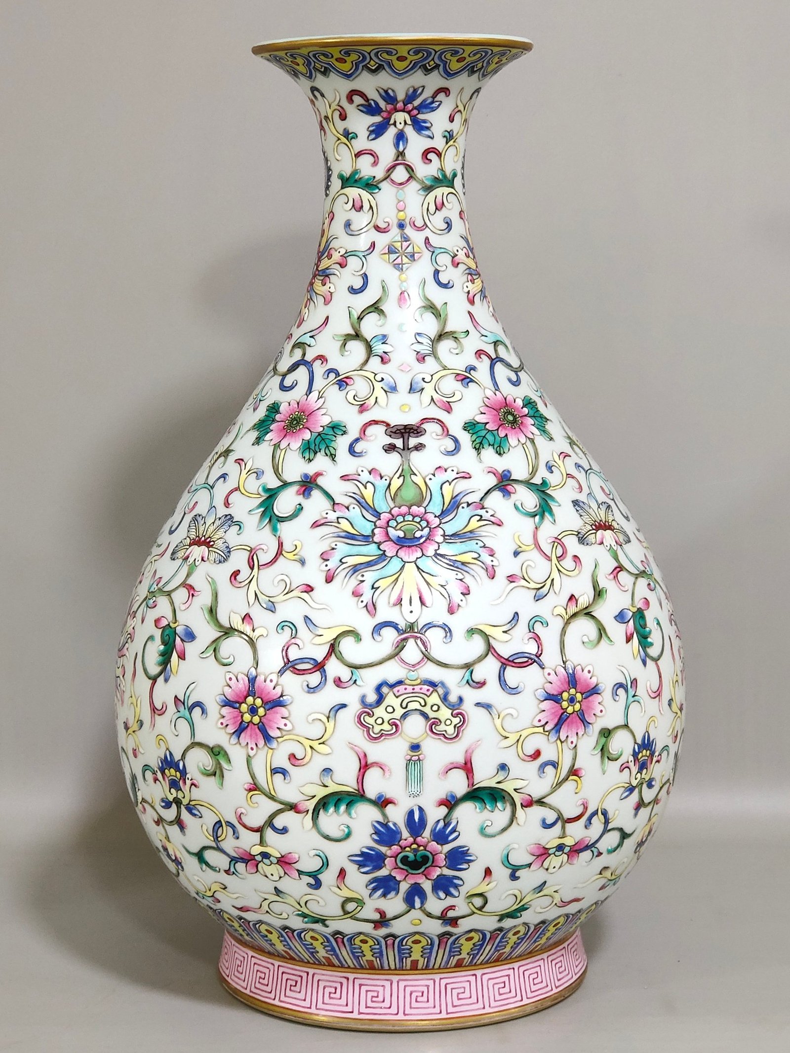 Qing Dynasty Qianlong Yangcai Western Pan Lotus Jade Spring Vase