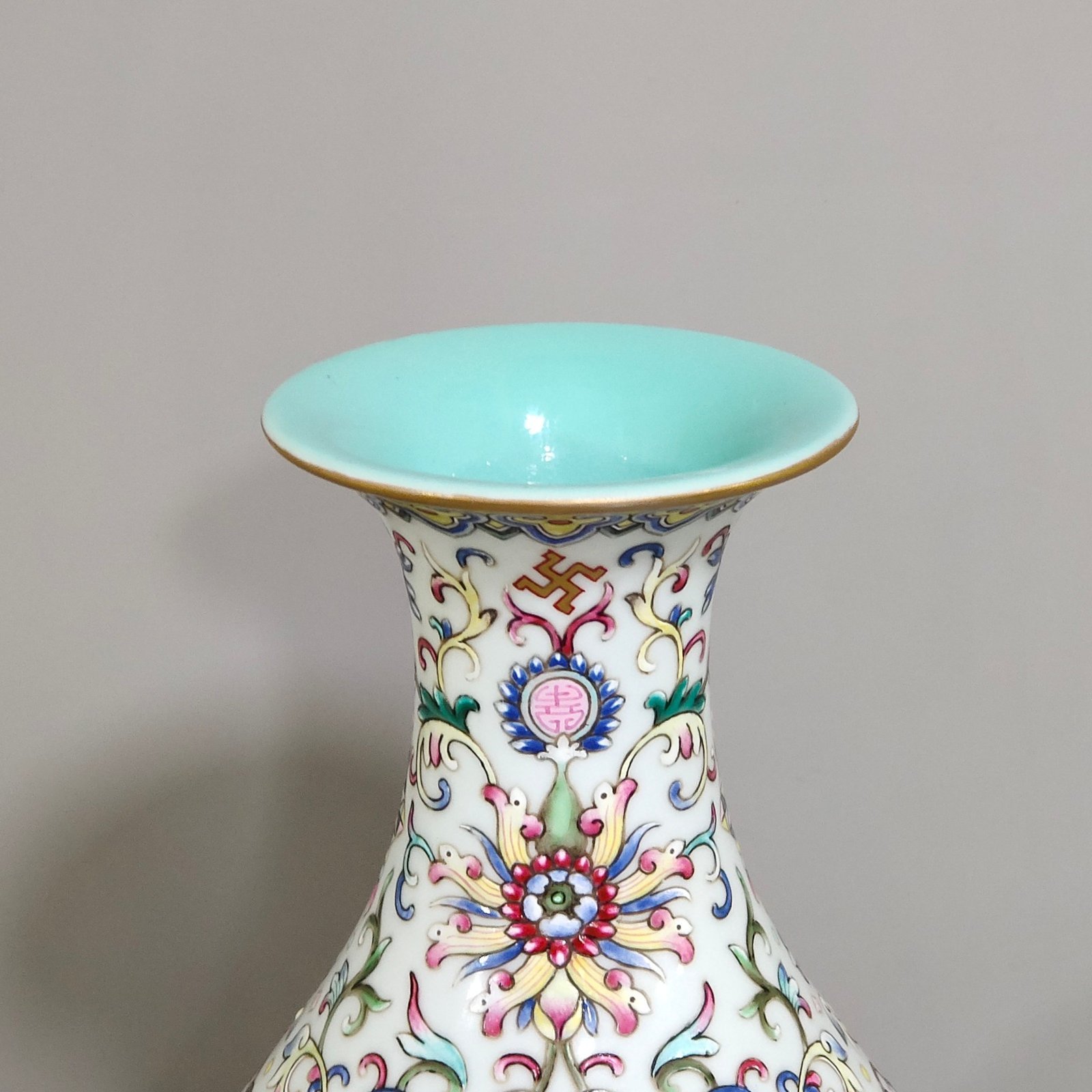 Qing Dynasty Qianlong Yangcai Western Pan Lotus Jade Spring Vase