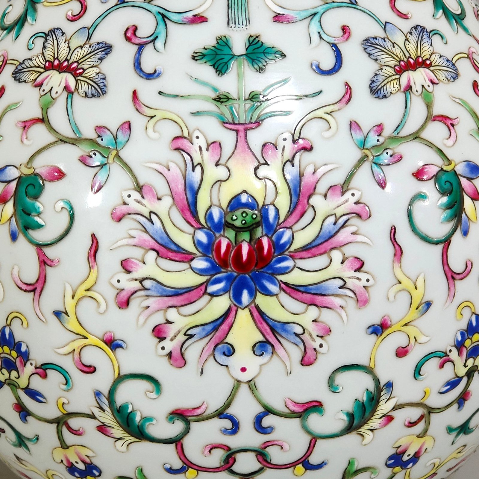 Qing Dynasty Qianlong Yangcai Western Pan Lotus Jade Spring Vase