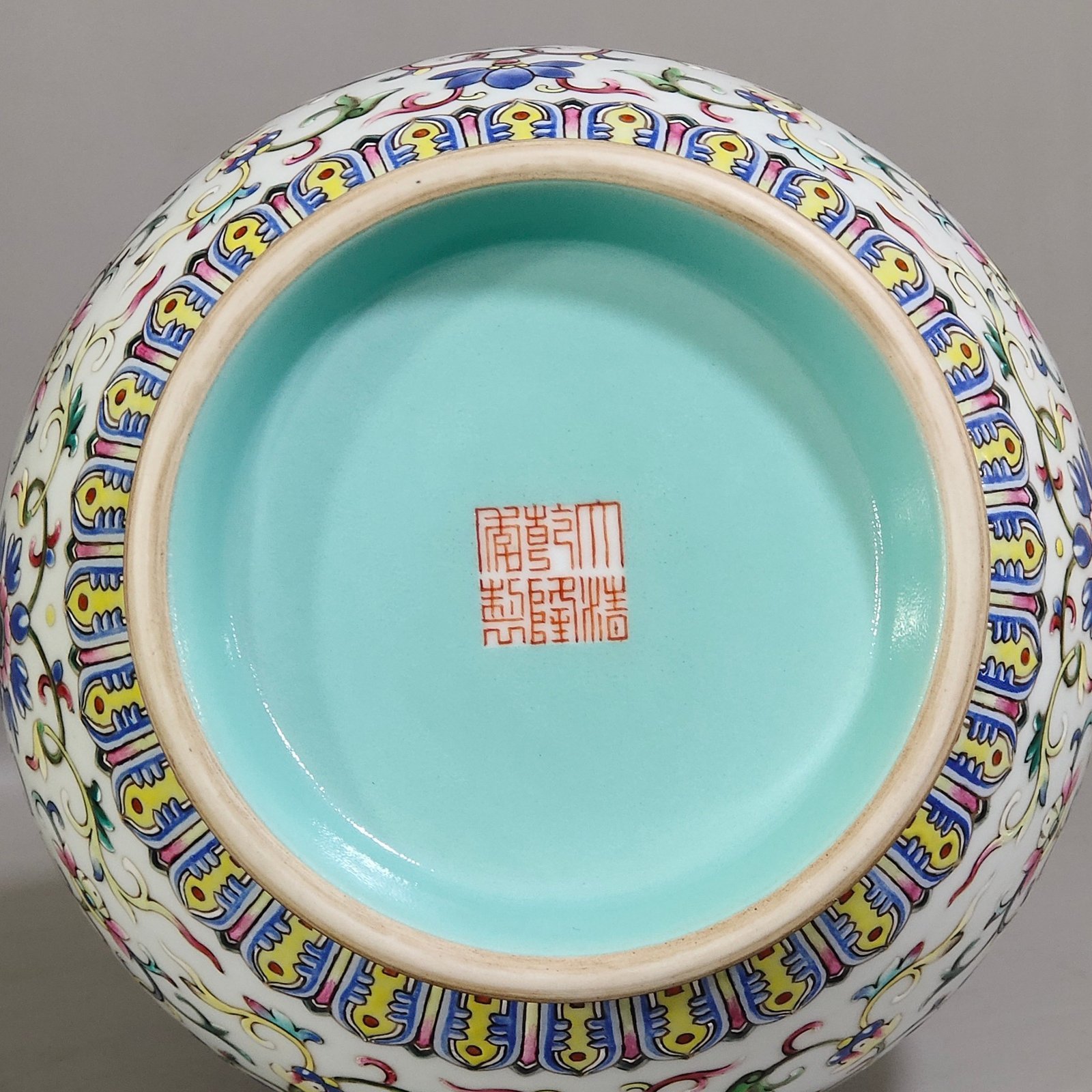 Qing Dynasty Qianlong Yangcai Western Pan Lotus Jade Spring Vase