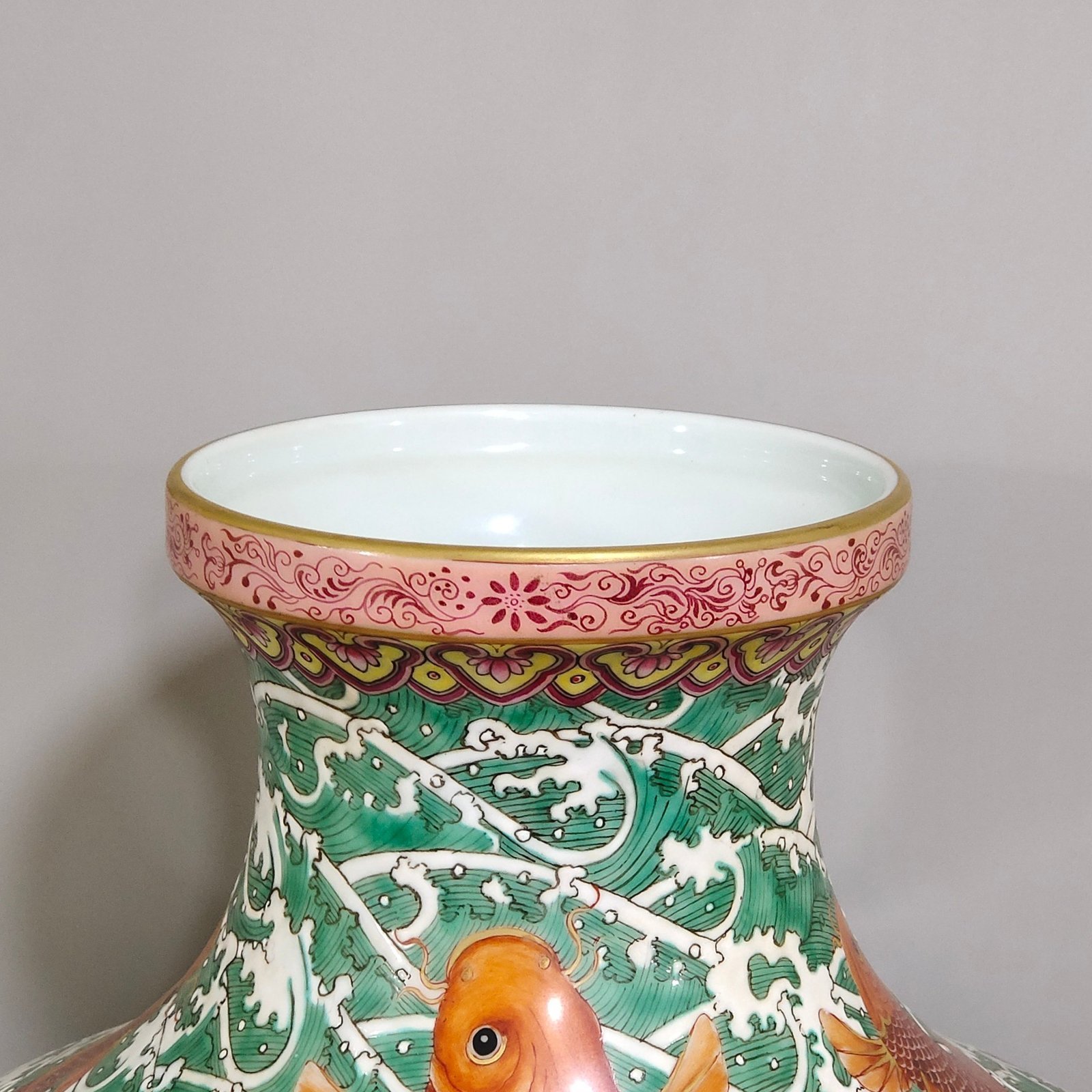 Qing Dynasty Qianlong sea pattern carp statue