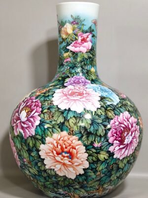 Qing Dynasty Qianlong peony flower blooming wealth and celestial sphere vase