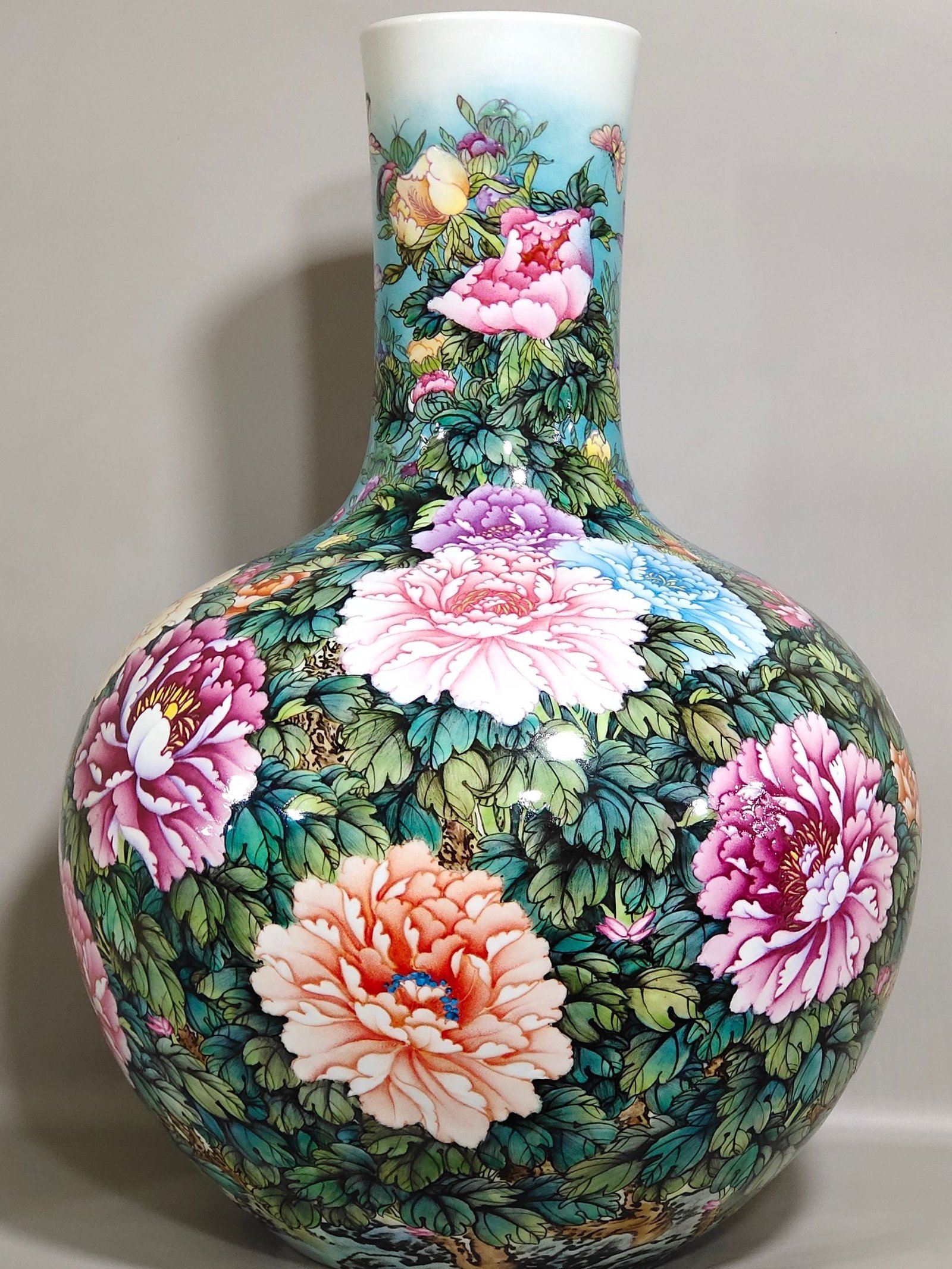 Qing Dynasty Qianlong peony flower blooming wealth and celestial sphere vase