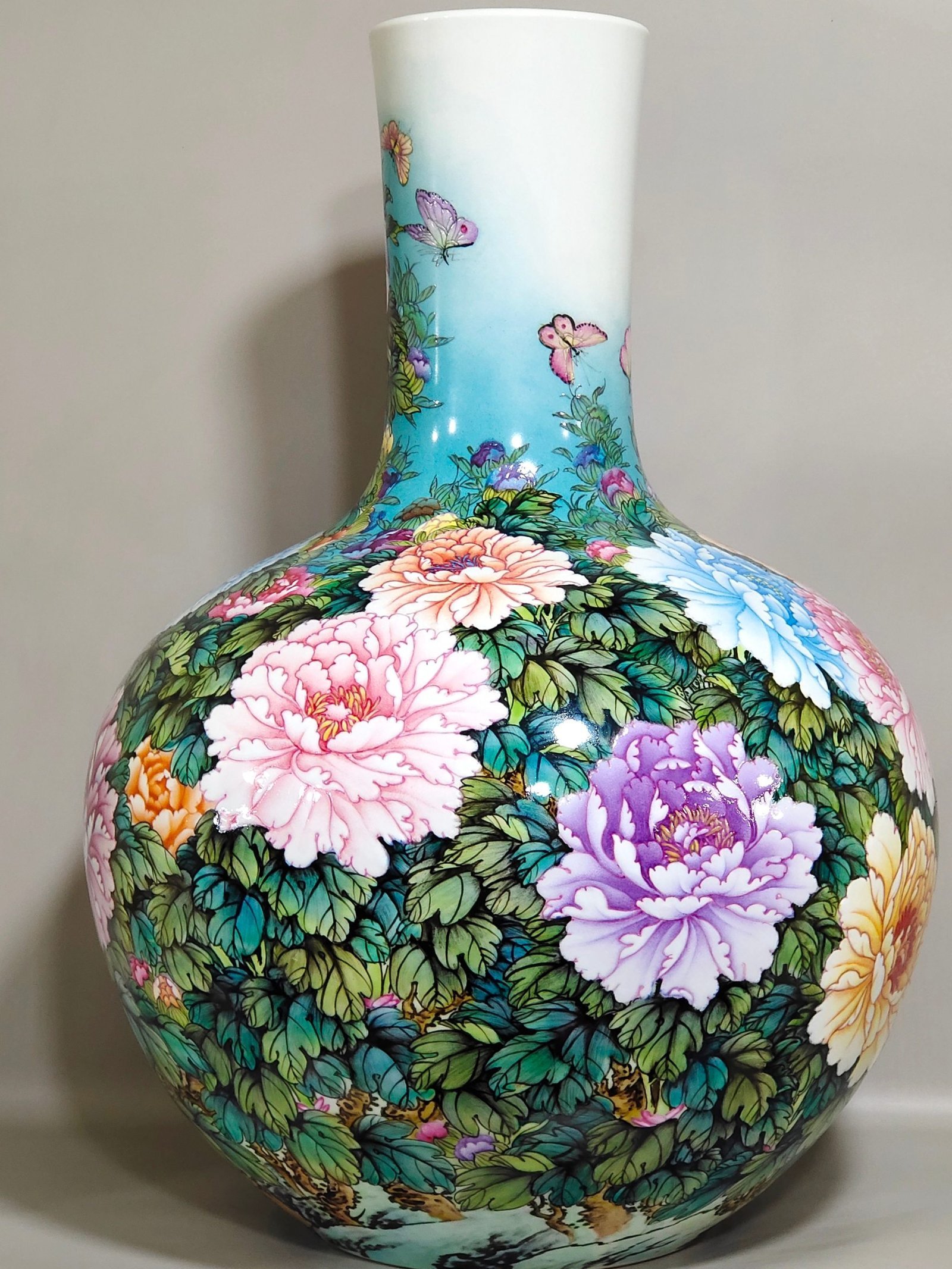 Qing Dynasty Qianlong peony flower blooming wealth and celestial sphere vase