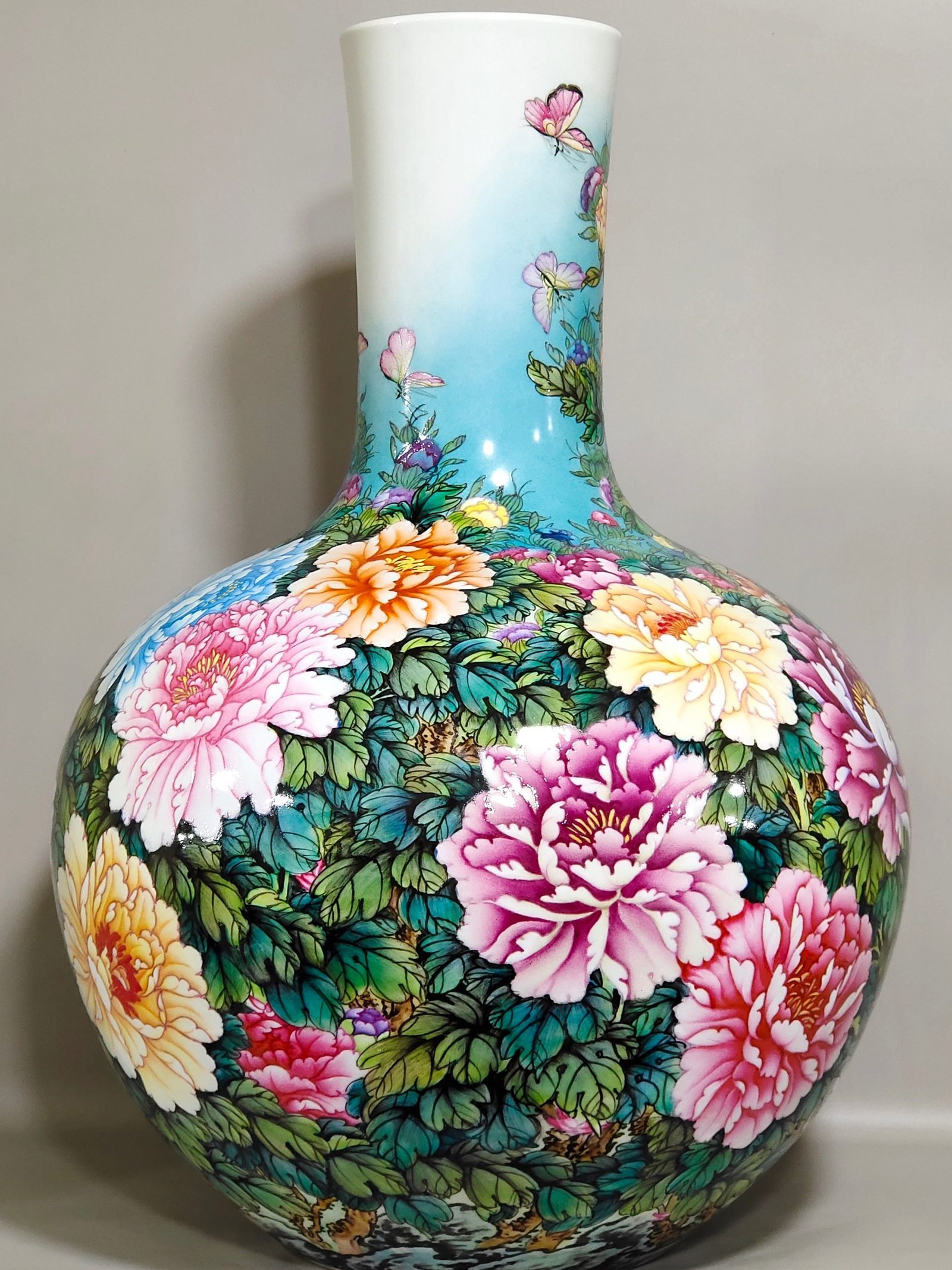 Qing Dynasty Qianlong peony flower blooming wealth and celestial sphere vase