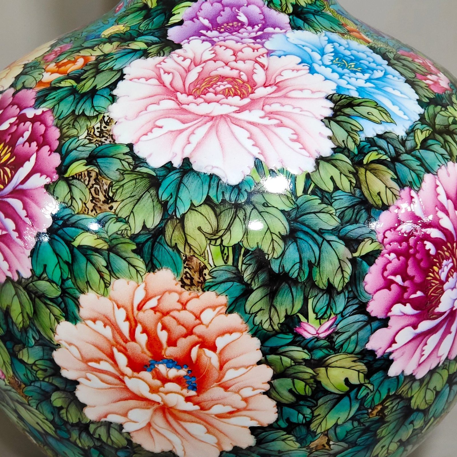 Qing Dynasty Qianlong peony flower blooming wealth and celestial sphere vase