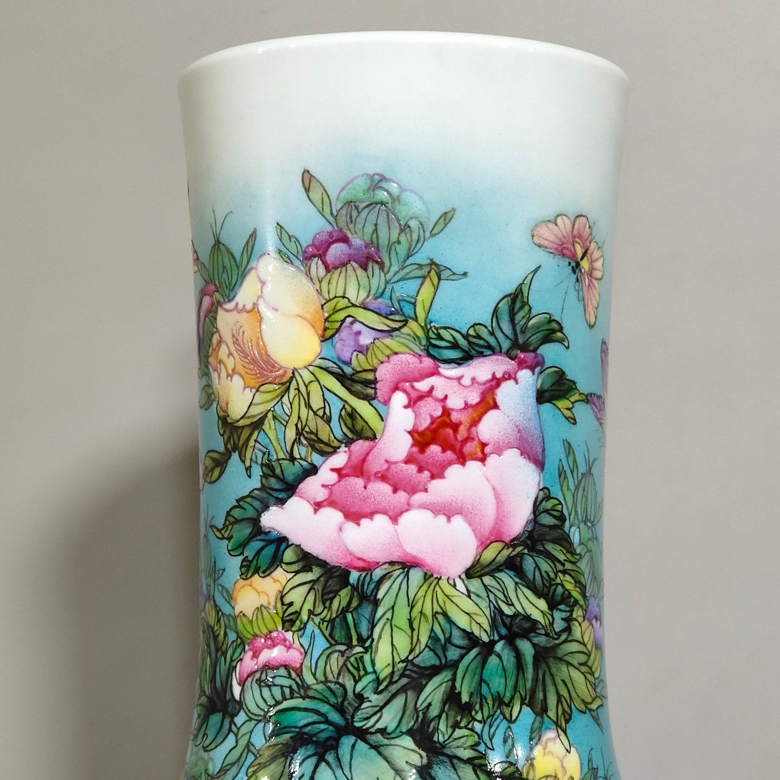 Qing Dynasty Qianlong peony flower blooming wealth and celestial sphere vase