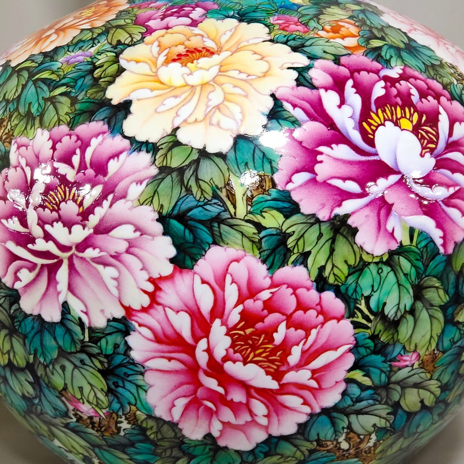 Qing Dynasty Qianlong peony flower blooming wealth and celestial sphere vase