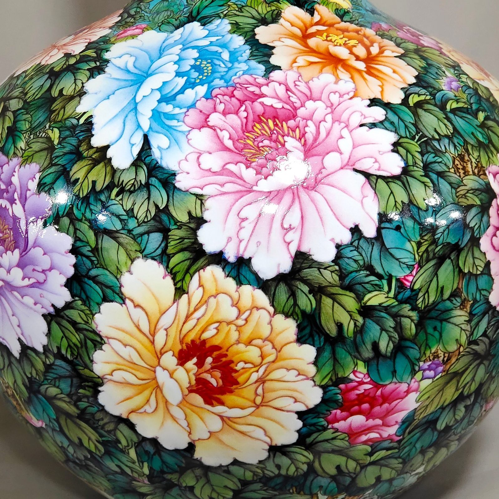 Qing Dynasty Qianlong peony flower blooming wealth and celestial sphere vase