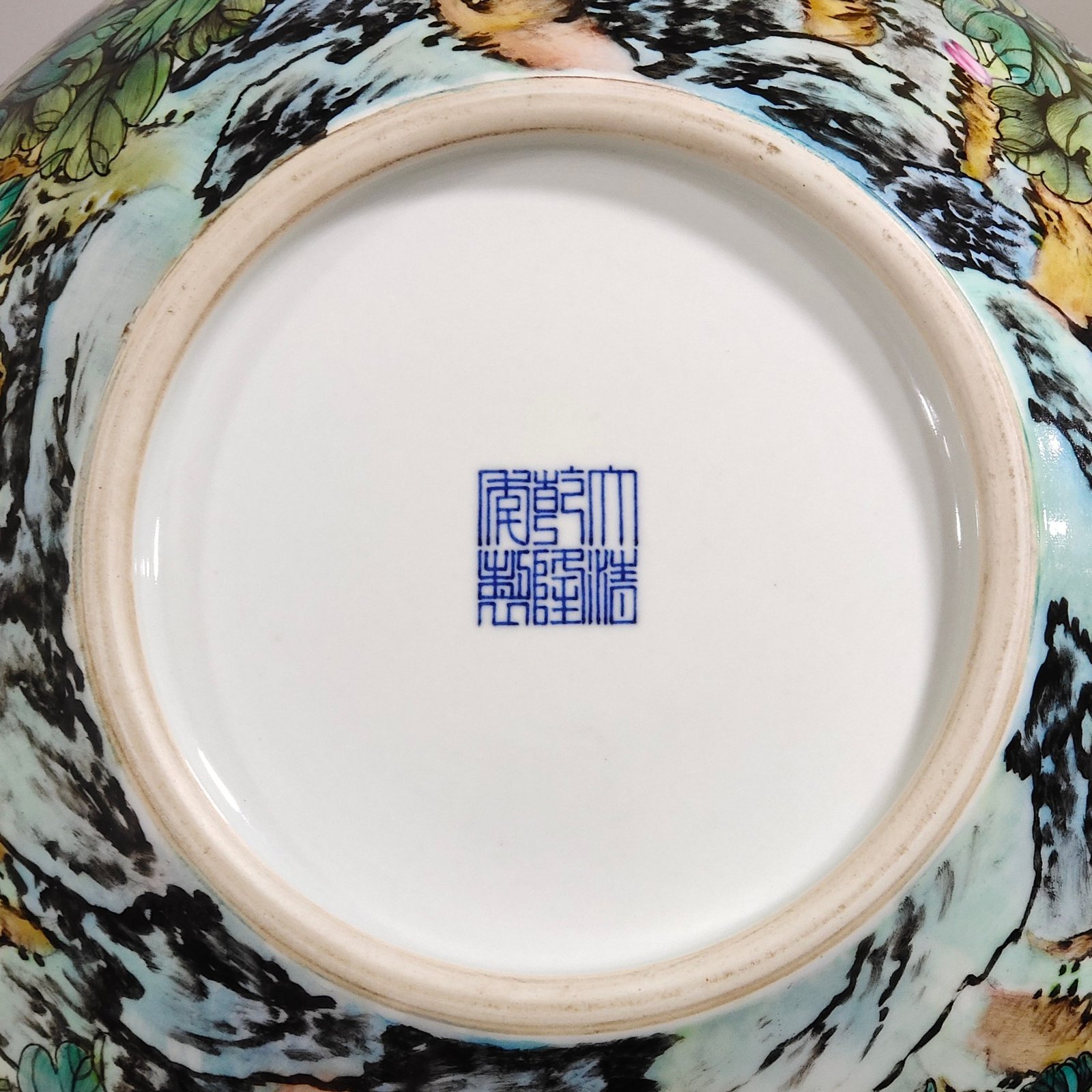 Qing Dynasty Qianlong peony flower blooming wealth and celestial sphere vase