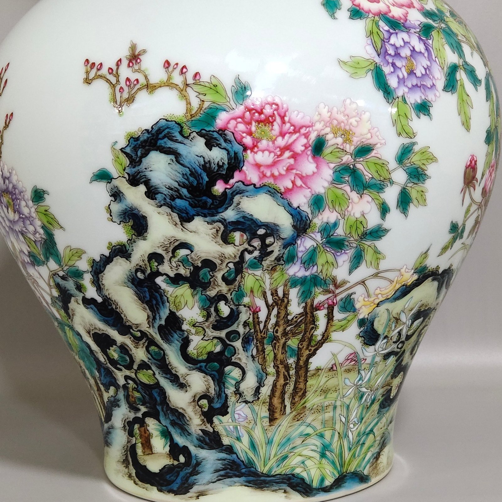 Qing Dynasty Qianlong Peony amphora