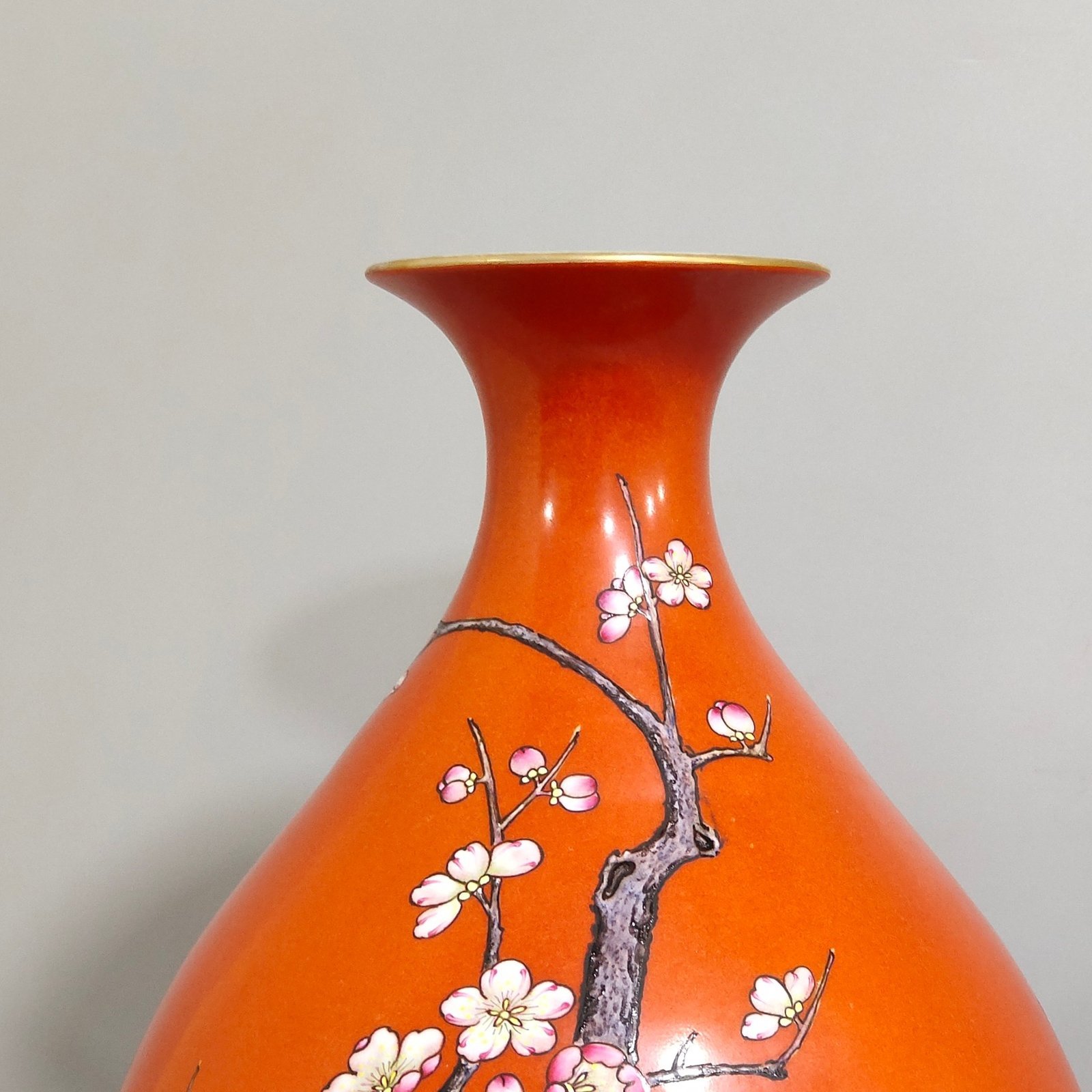 Qing Dynasty Qianlong Coral red plum jade spring vase