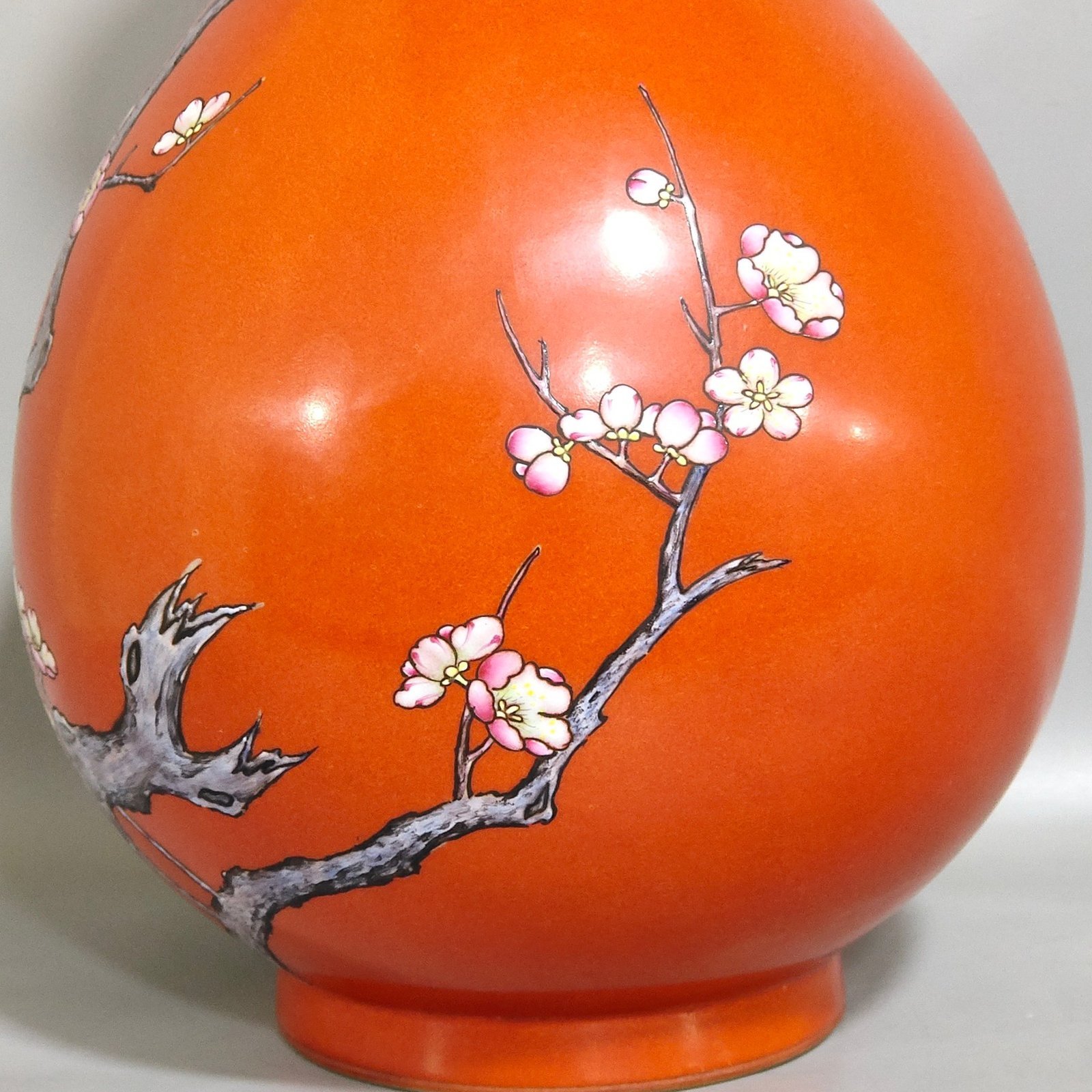 Qing Dynasty Qianlong Coral red plum jade spring vase