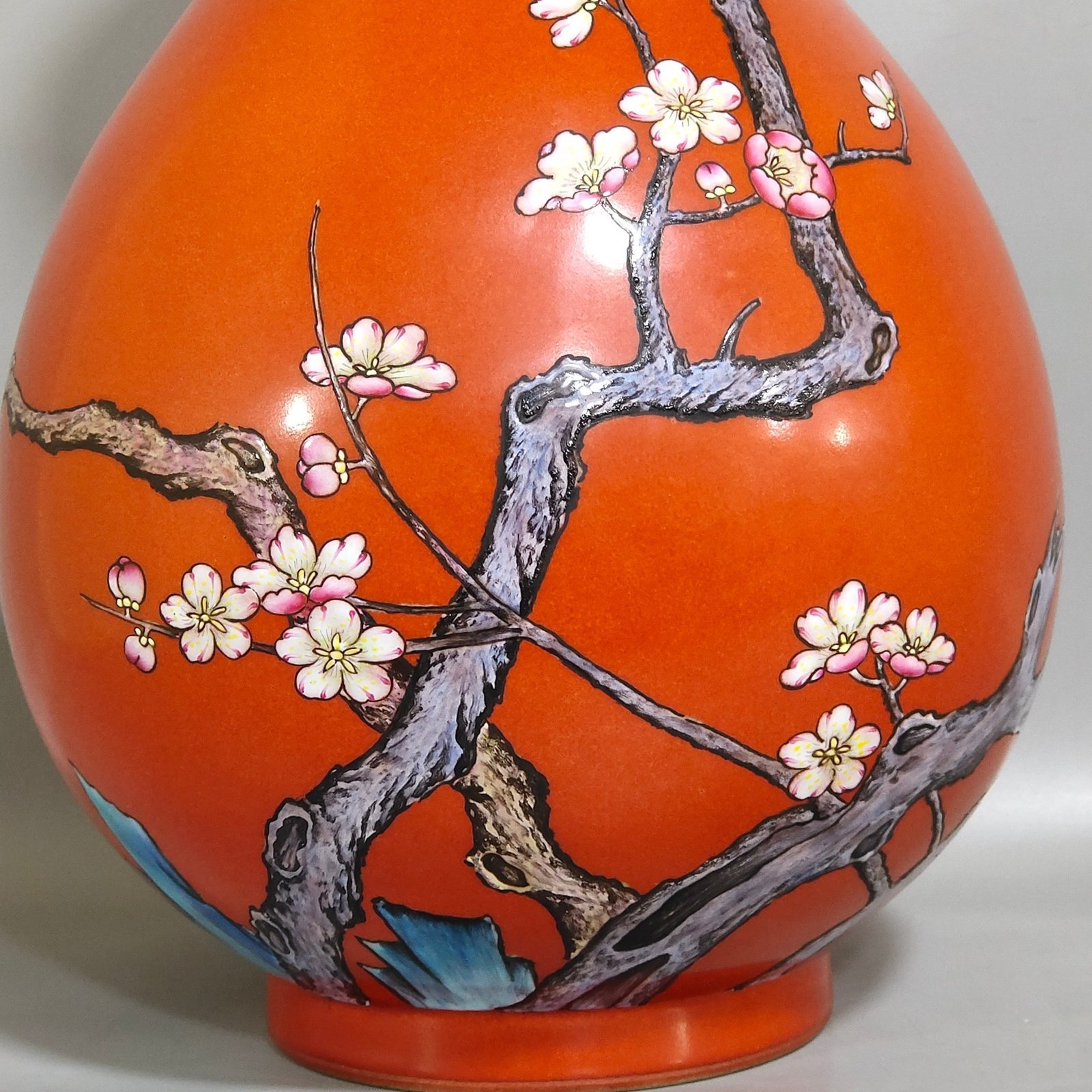 Qing Dynasty Qianlong Coral red plum jade spring vase