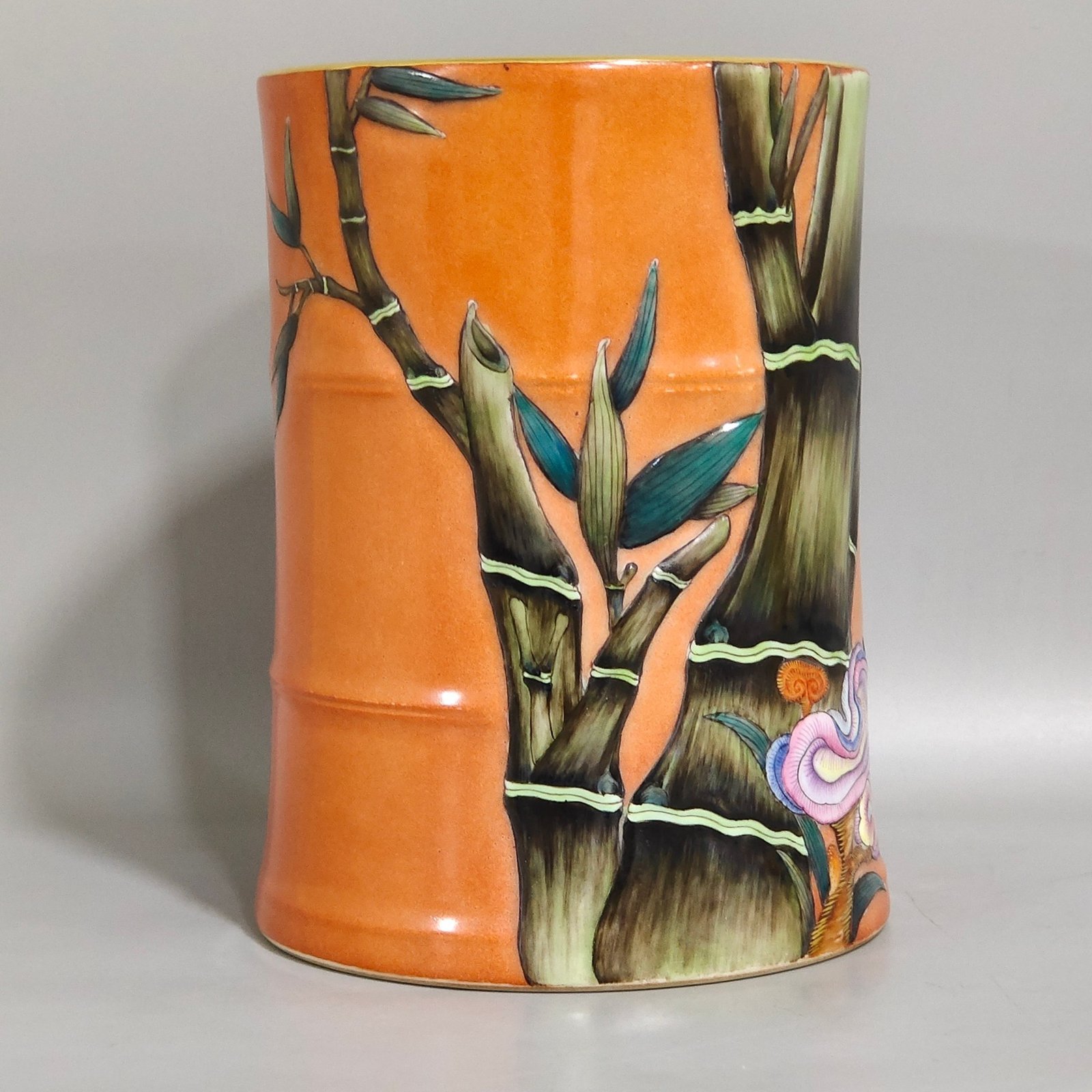 Qing Dynasty Qianlong Coral red thick-glazed high-grade cylinder