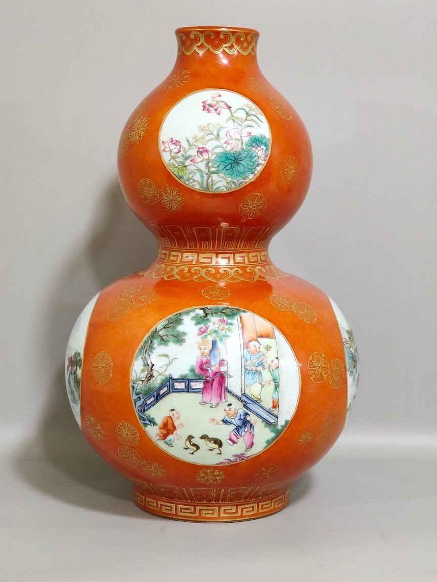 Qing Dynasty Qianlong Coral red gilt gourd vase with window landscape and baby playing