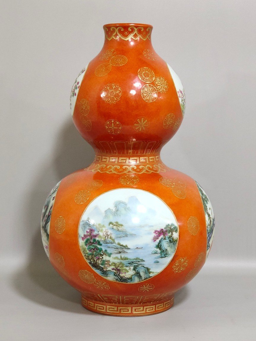 Qing Dynasty Qianlong Coral red gilt gourd vase with window landscape and baby playing