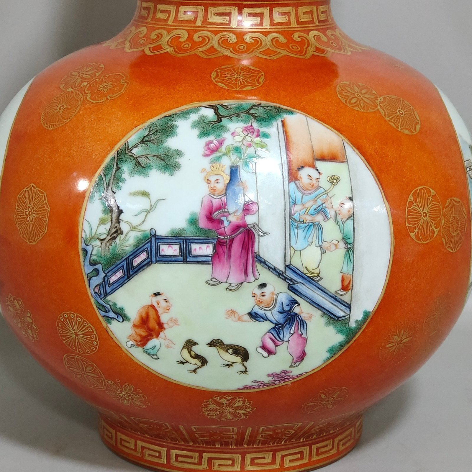Qing Dynasty Qianlong Coral red gilt gourd vase with window landscape and baby playing