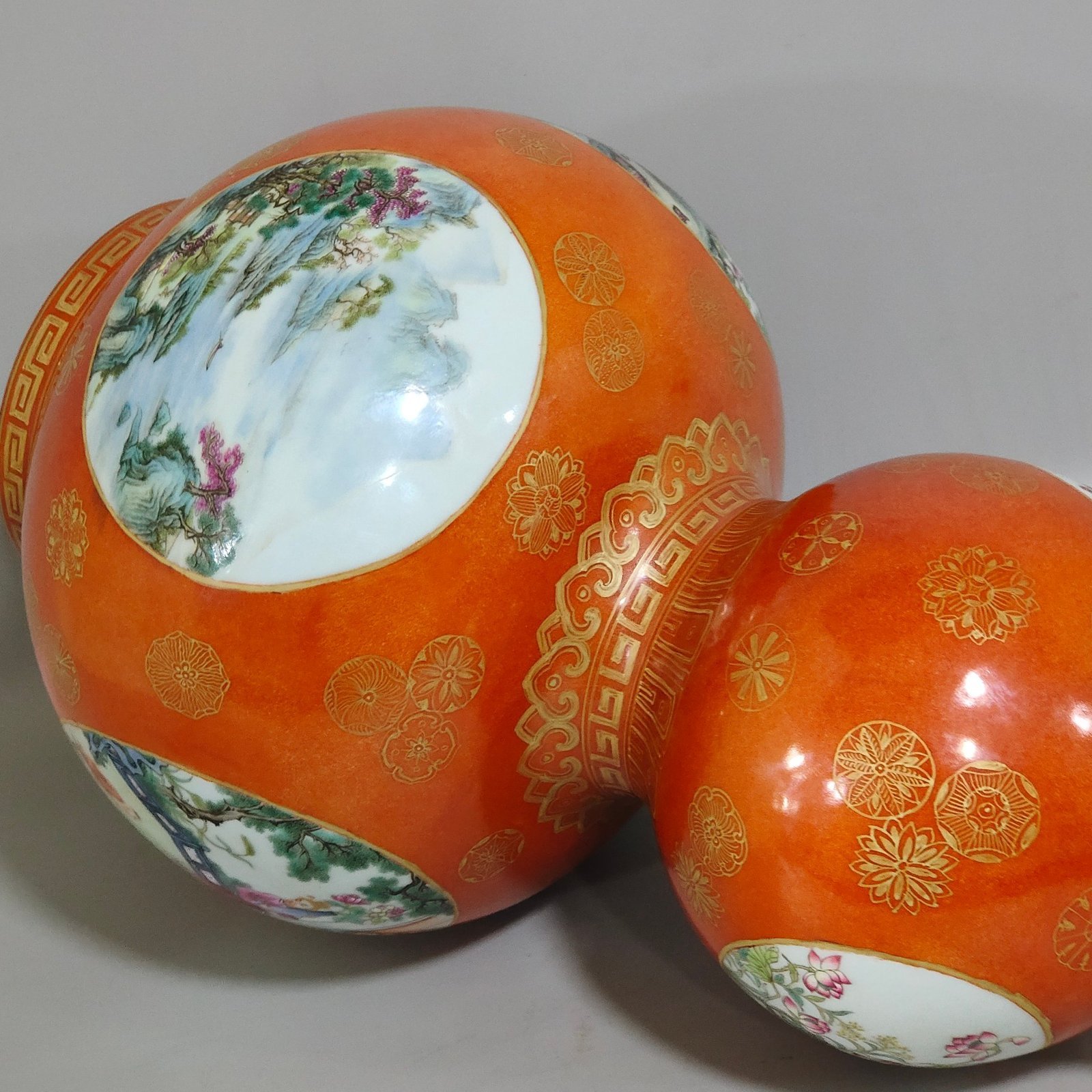 Qing Dynasty Qianlong Coral red gilt gourd vase with window landscape and baby playing