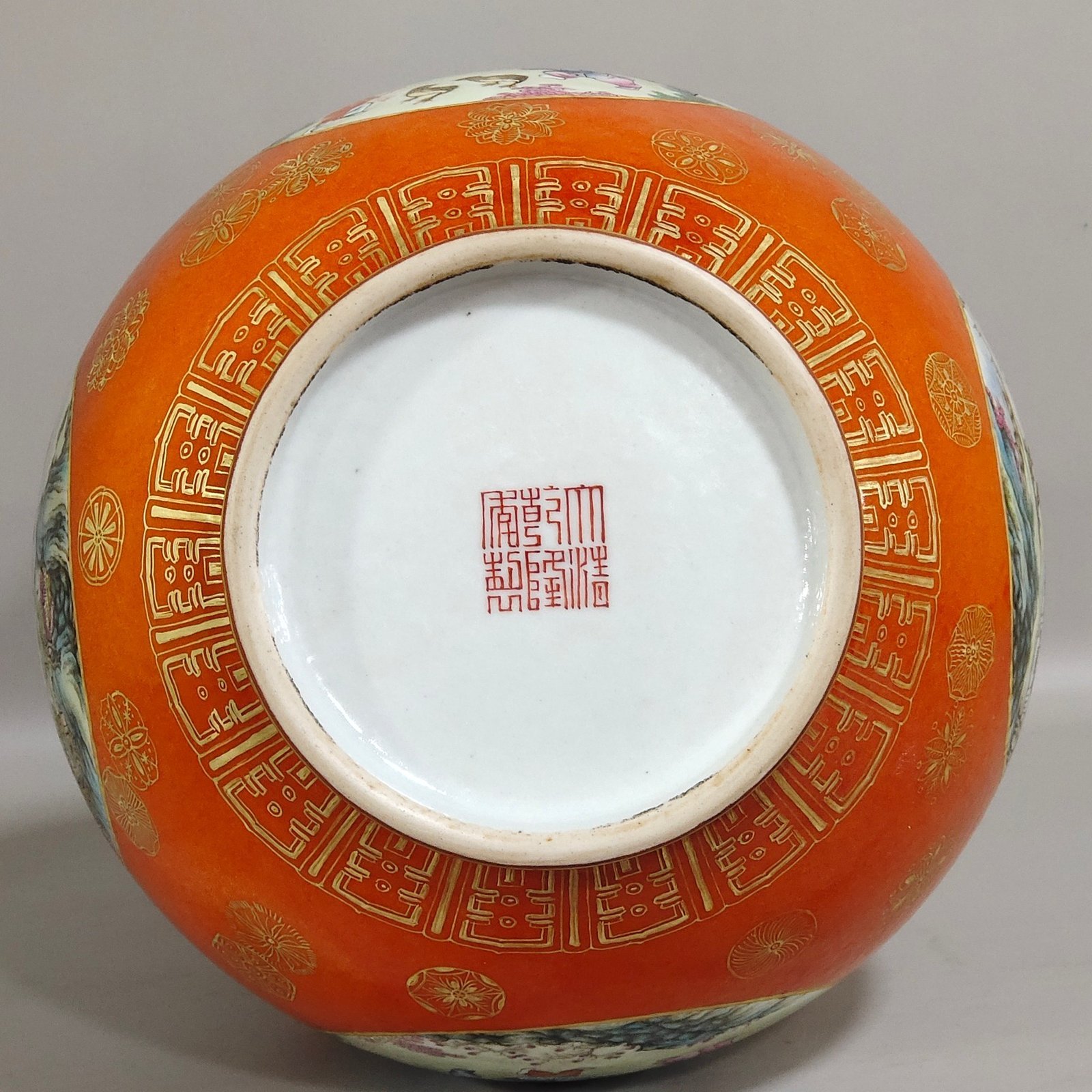 Qing Dynasty Qianlong Coral red gilt gourd vase with window landscape and baby playing