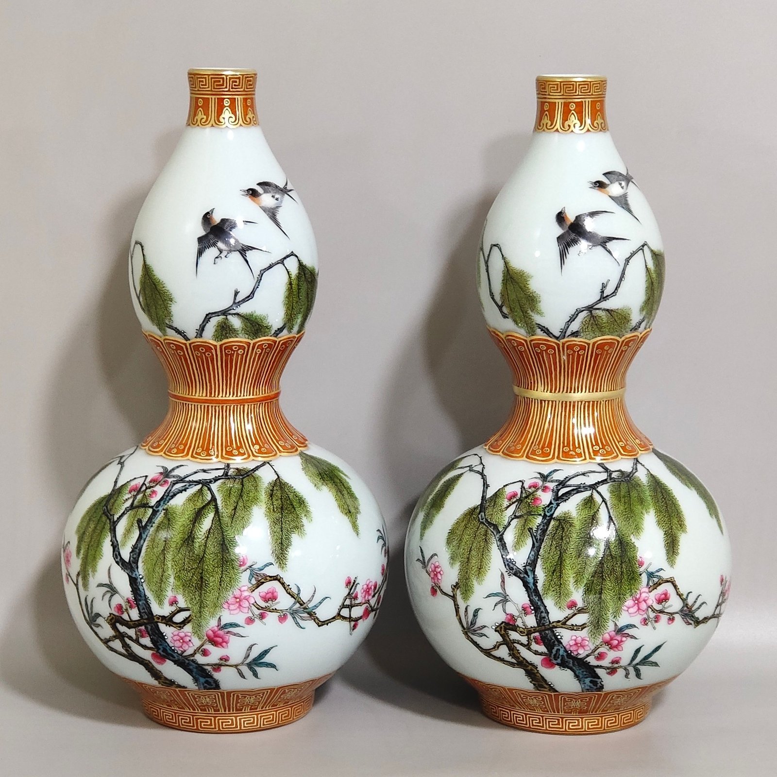Qing Dynasty Qianlong a coral-red and gold-painted gourd vase