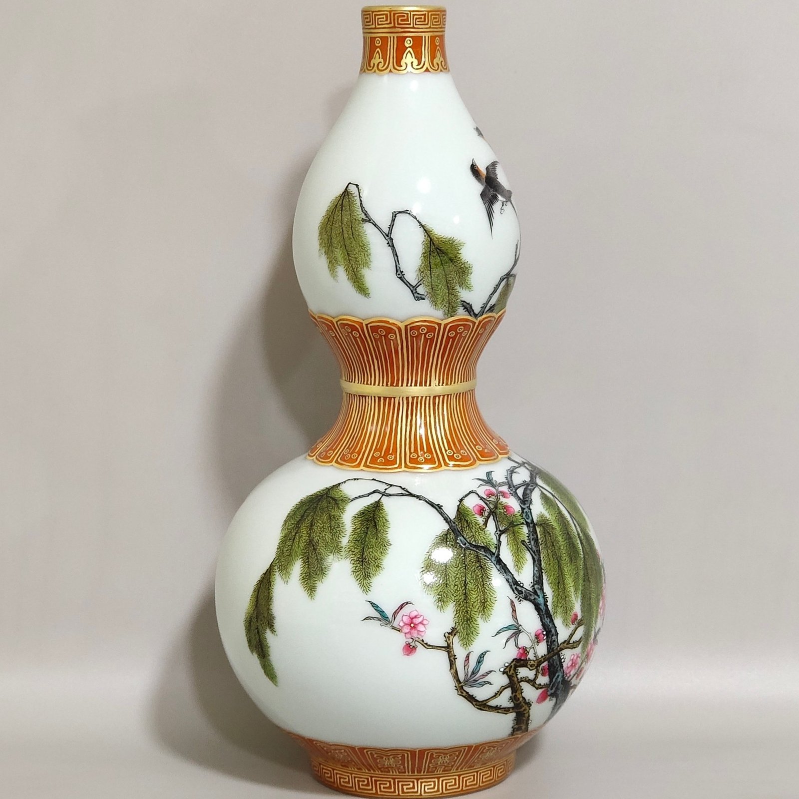 Qing Dynasty Qianlong a coral-red and gold-painted gourd vase