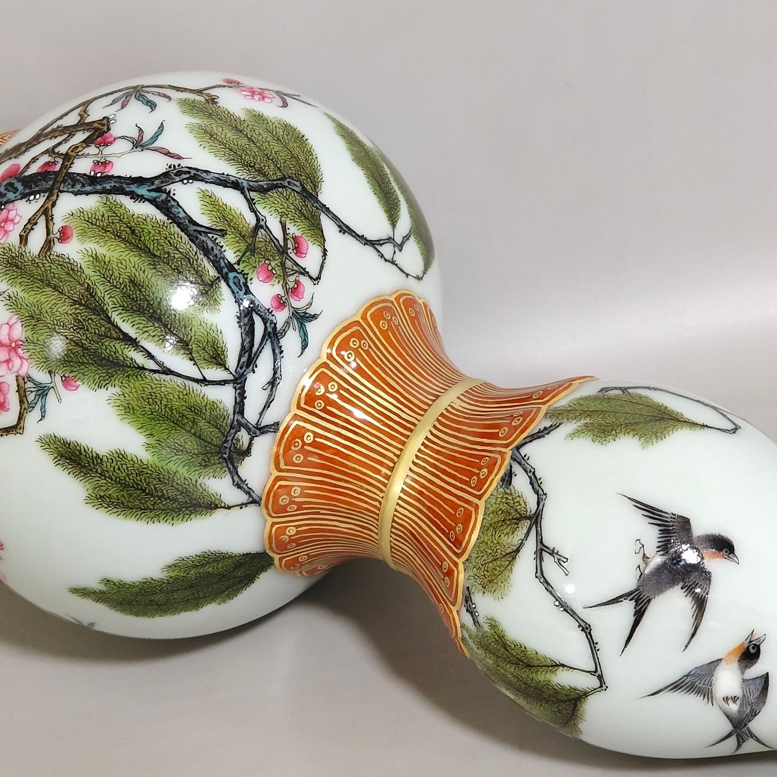 Qing Dynasty Qianlong a coral-red and gold-painted gourd vase