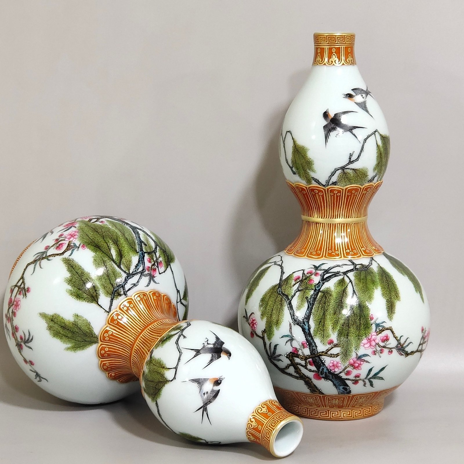 Qing Dynasty Qianlong a coral-red and gold-painted gourd vase