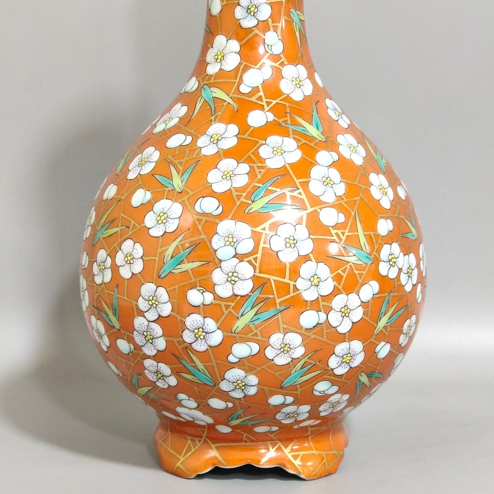 Qing Dynasty Qianlong Coral red plum blossom and bamboo leaf vase