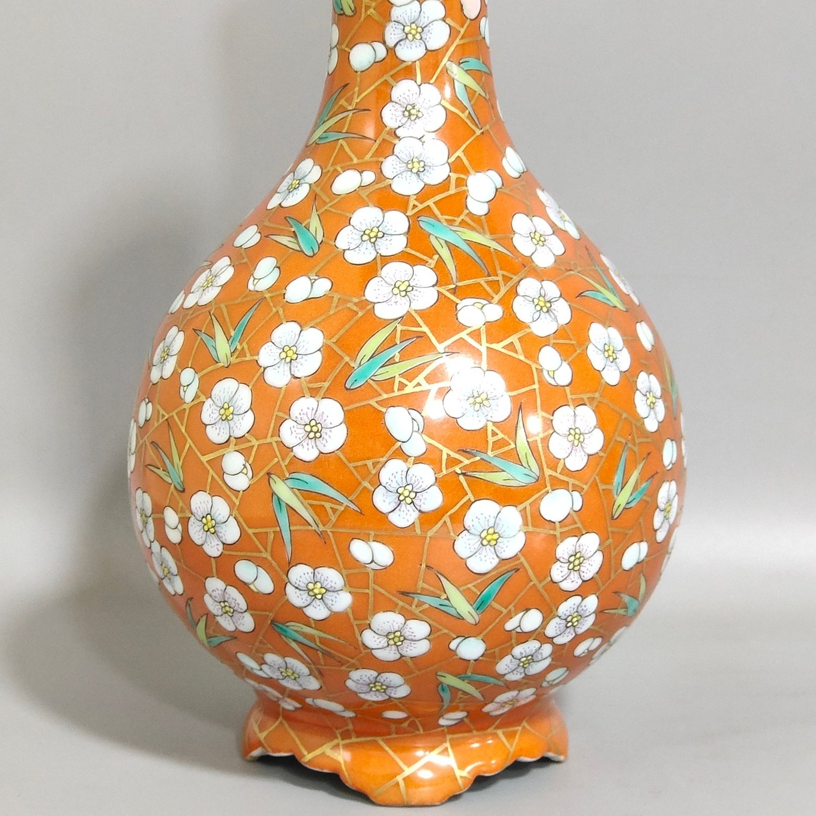 Qing Dynasty Qianlong Coral red plum blossom and bamboo leaf vase