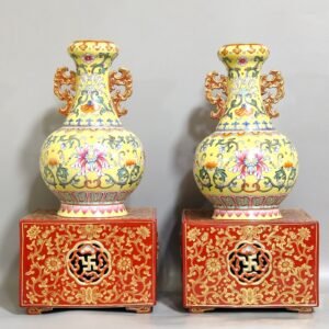 Qing Dynasty Qianlong coral red gold-painted hollow gourd vase with yellow ground