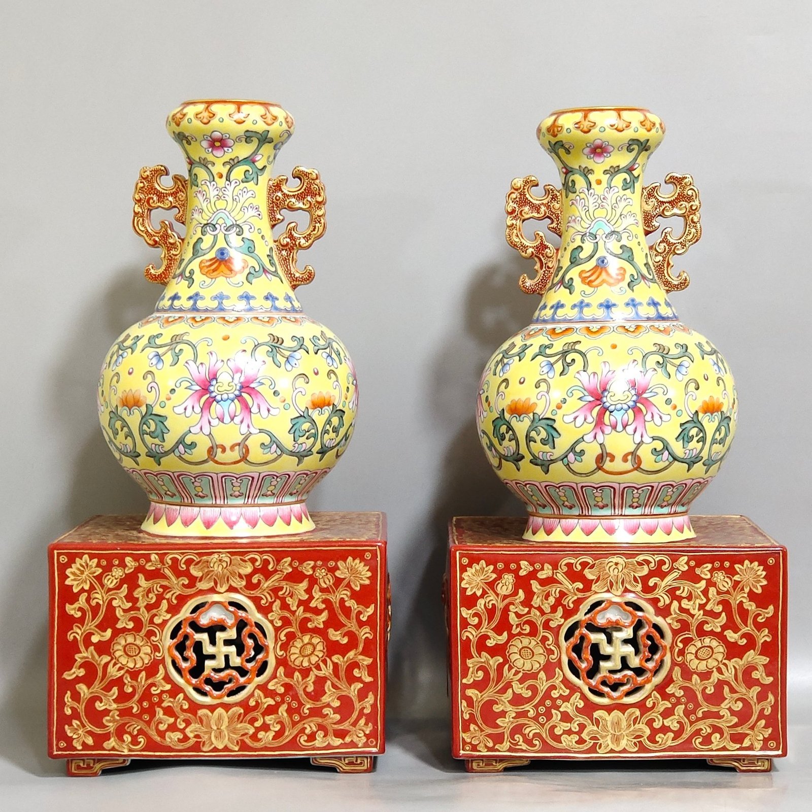 Qing Dynasty Qianlong coral red gold-painted hollow gourd vase with yellow ground