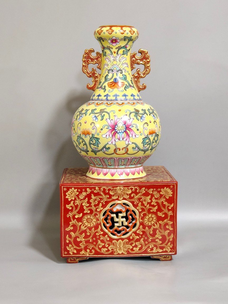 Qing Dynasty Qianlong coral red gold-painted hollow gourd vase with yellow ground