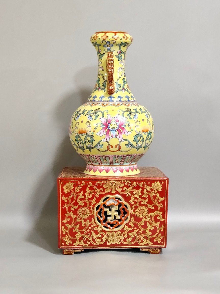 Qing Dynasty Qianlong coral red gold-painted hollow gourd vase with yellow ground