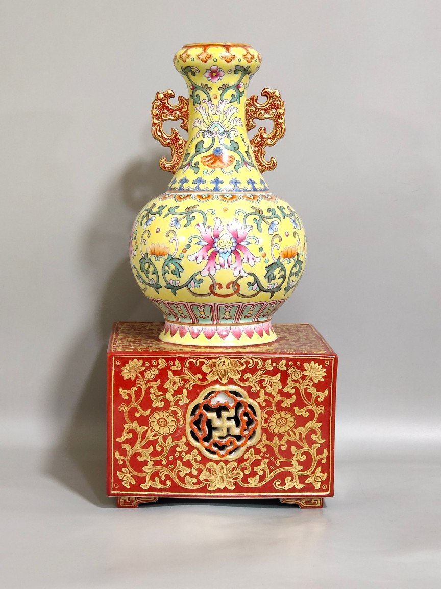 Qing Dynasty Qianlong coral red gold-painted hollow gourd vase with yellow ground