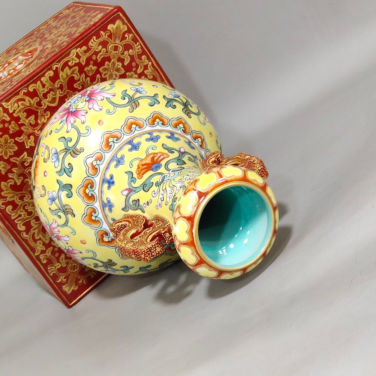 Qing Dynasty Qianlong coral red gold-painted hollow gourd vase with yellow ground