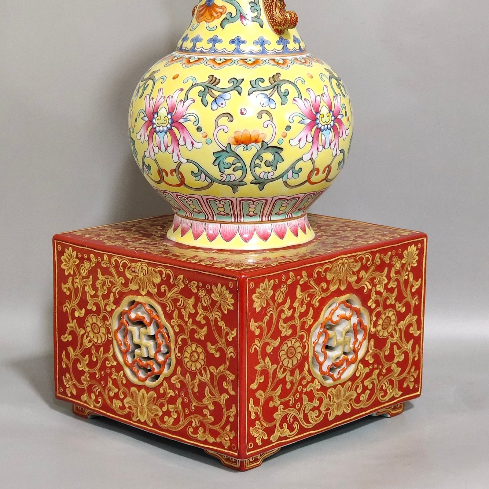 Qing Dynasty Qianlong coral red gold-painted hollow gourd vase with yellow ground