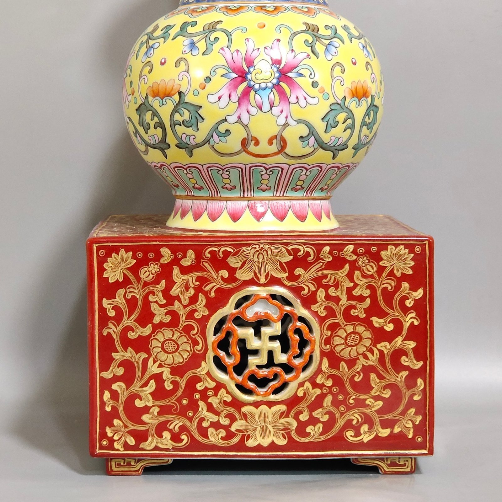 Qing Dynasty Qianlong coral red gold-painted hollow gourd vase with yellow ground