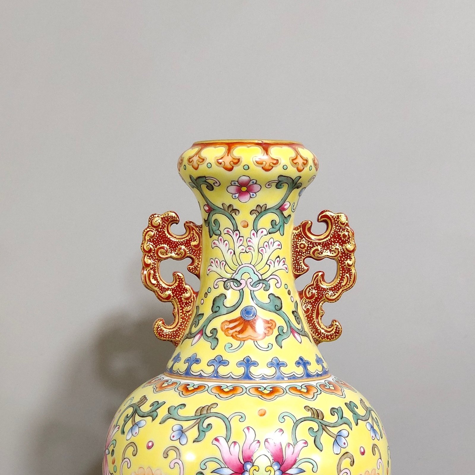Qing Dynasty Qianlong coral red gold-painted hollow gourd vase with yellow ground