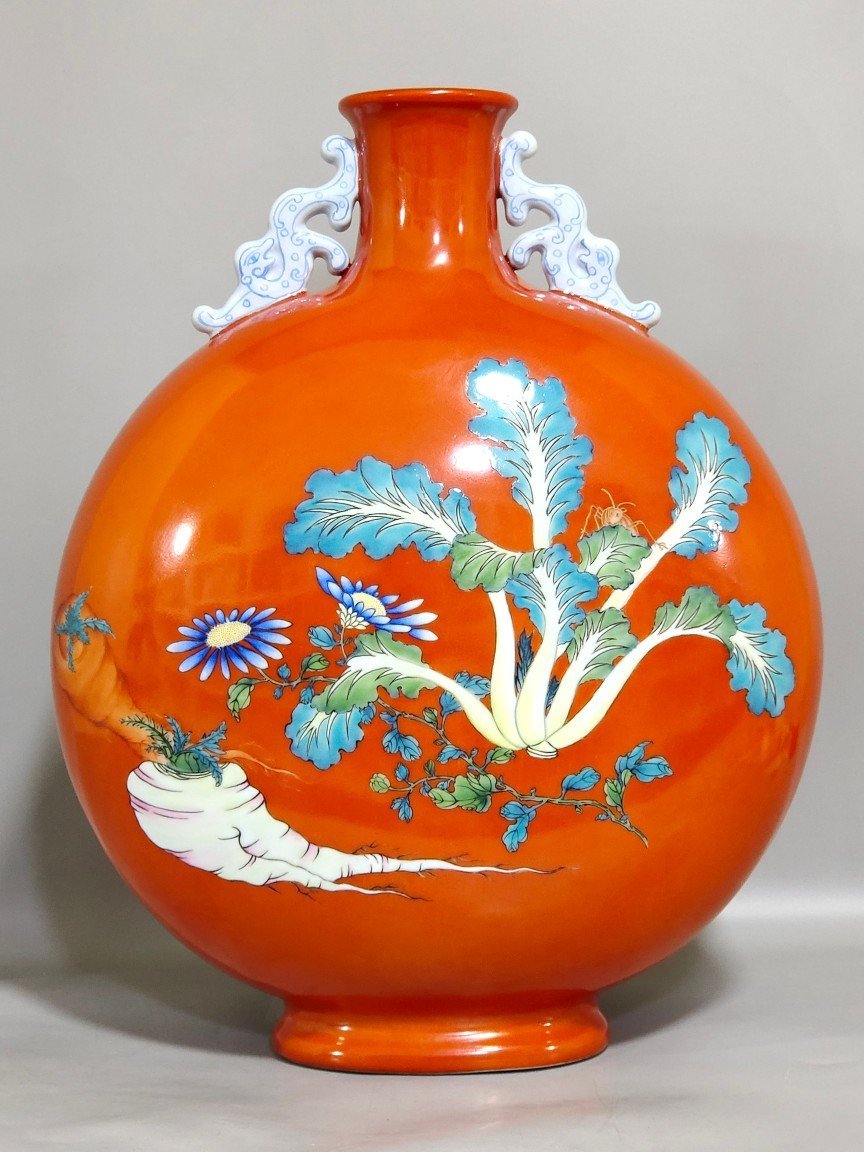 Qing Dynasty Qianlong coral red cabbage radish vase inscribed with poems holding the moon
