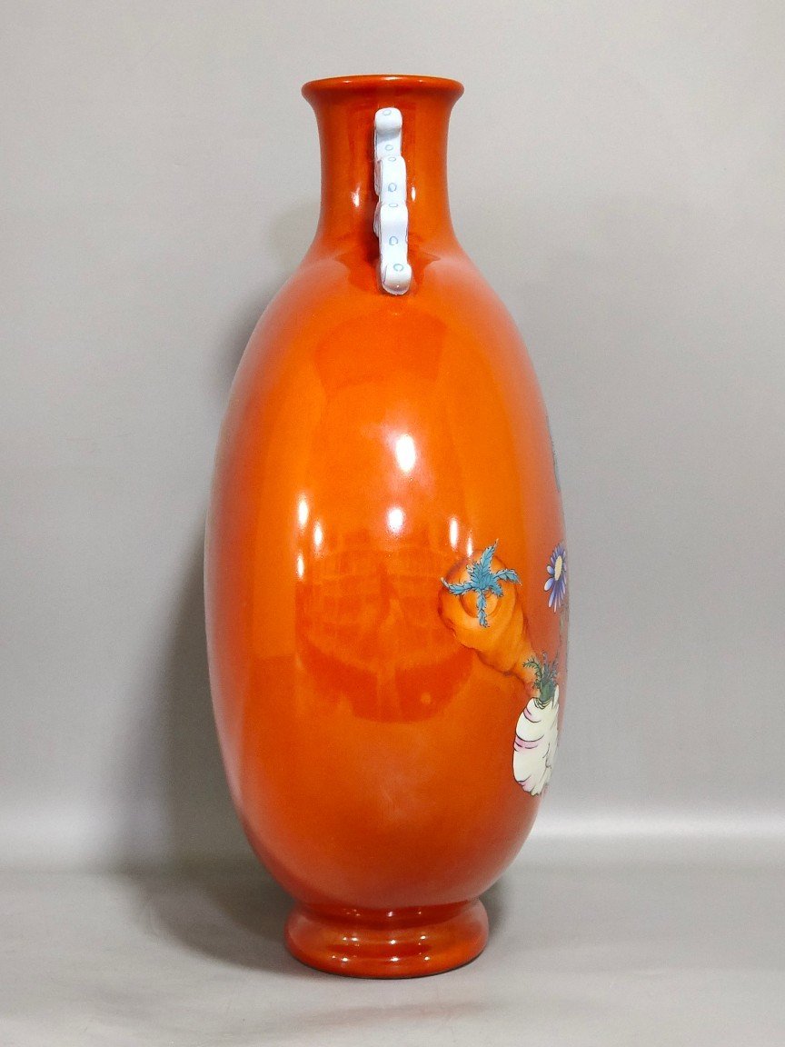 Qing Dynasty Qianlong coral red cabbage radish vase inscribed with poems holding the moon