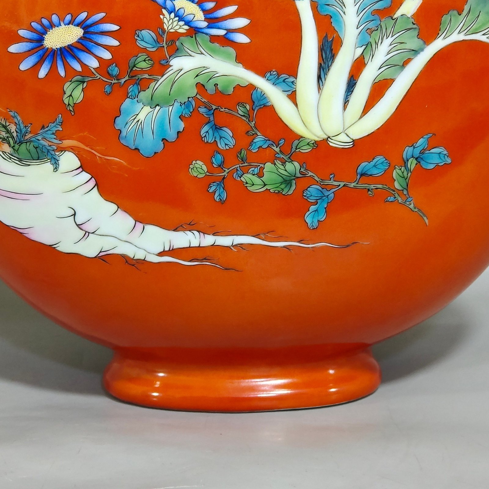 Qing Dynasty Qianlong coral red cabbage radish vase inscribed with poems holding the moon