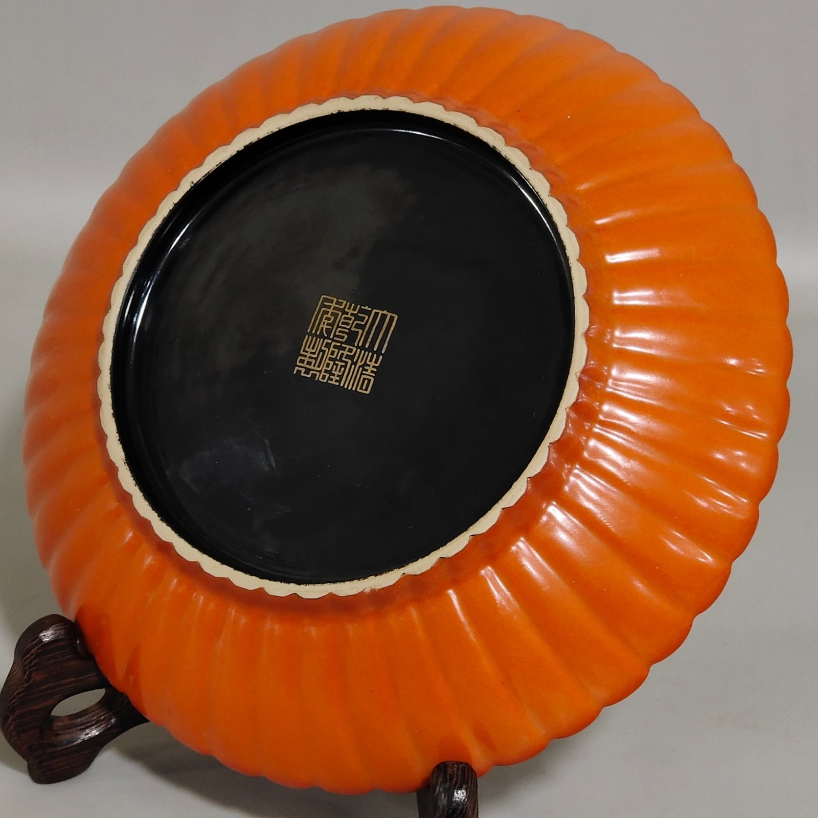 Qing Dynasty Qianlong coral red flower bird and melon prismatic dish