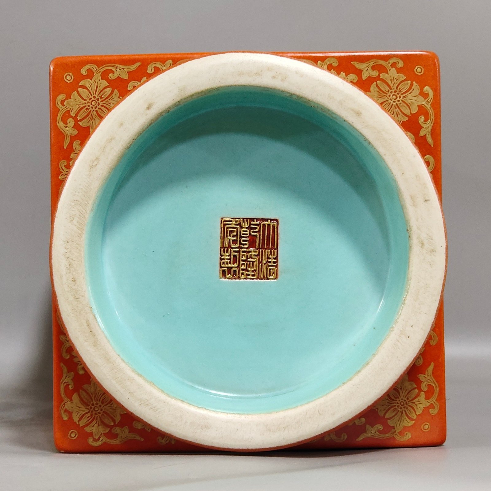 Qing Dynasty Qianlong a coral-red carving gold-painted window landscape and square cong-style vase