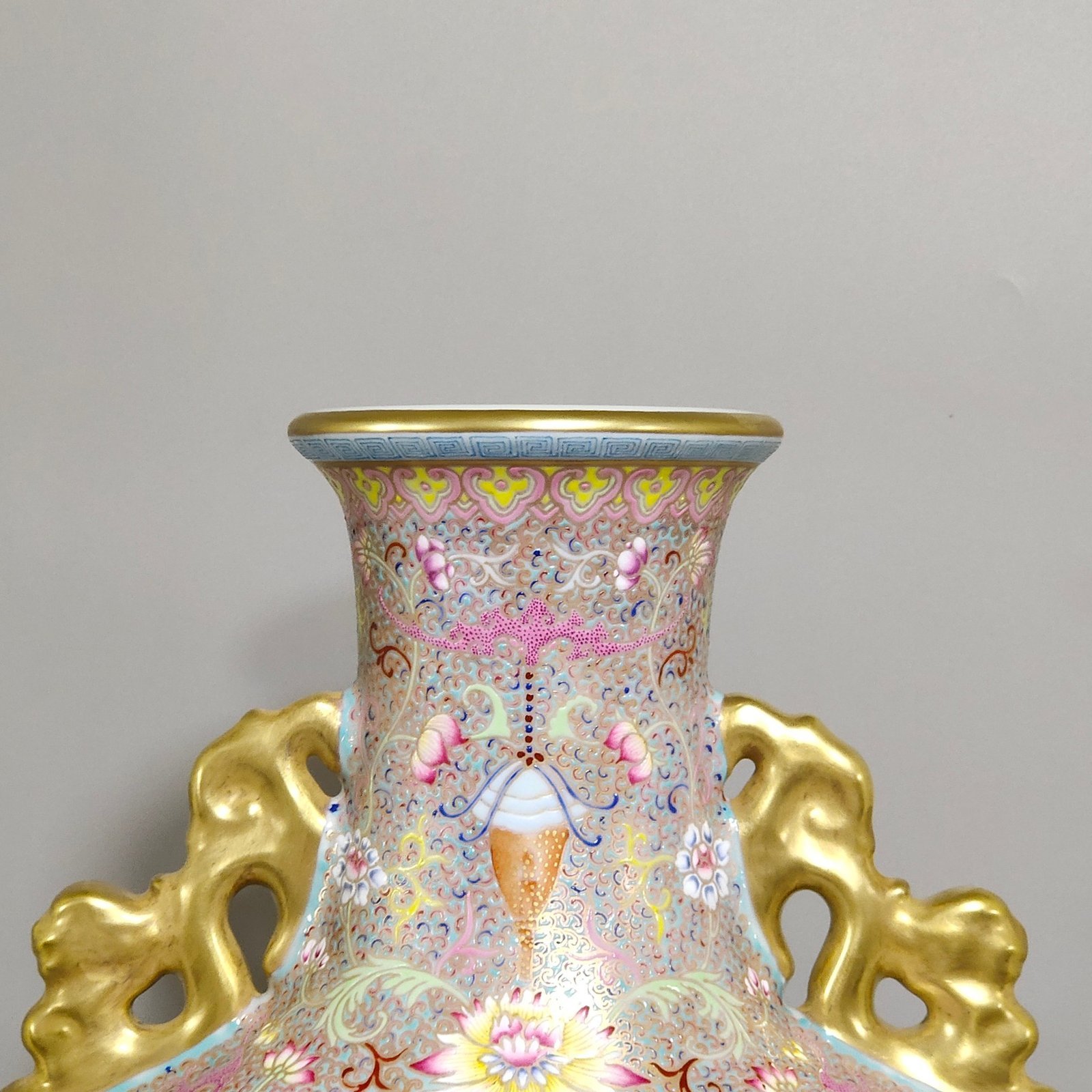 Qing Dynasty Qianlong enamel Gu Yuexuan window landscape attic large flat vase