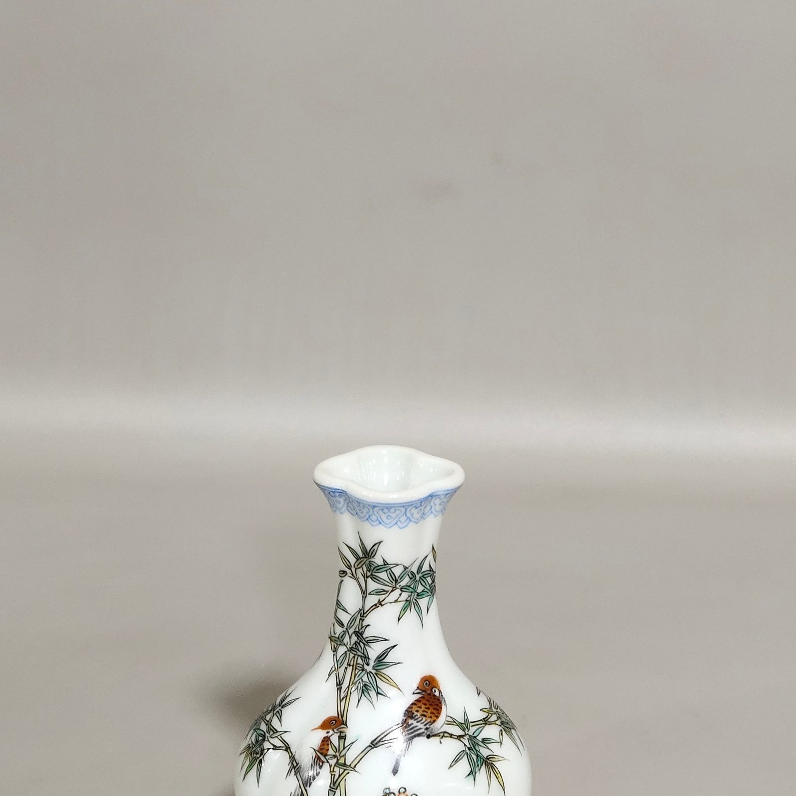 Qing Dynasty Qianlong enamel green bamboo sparrow poem vial