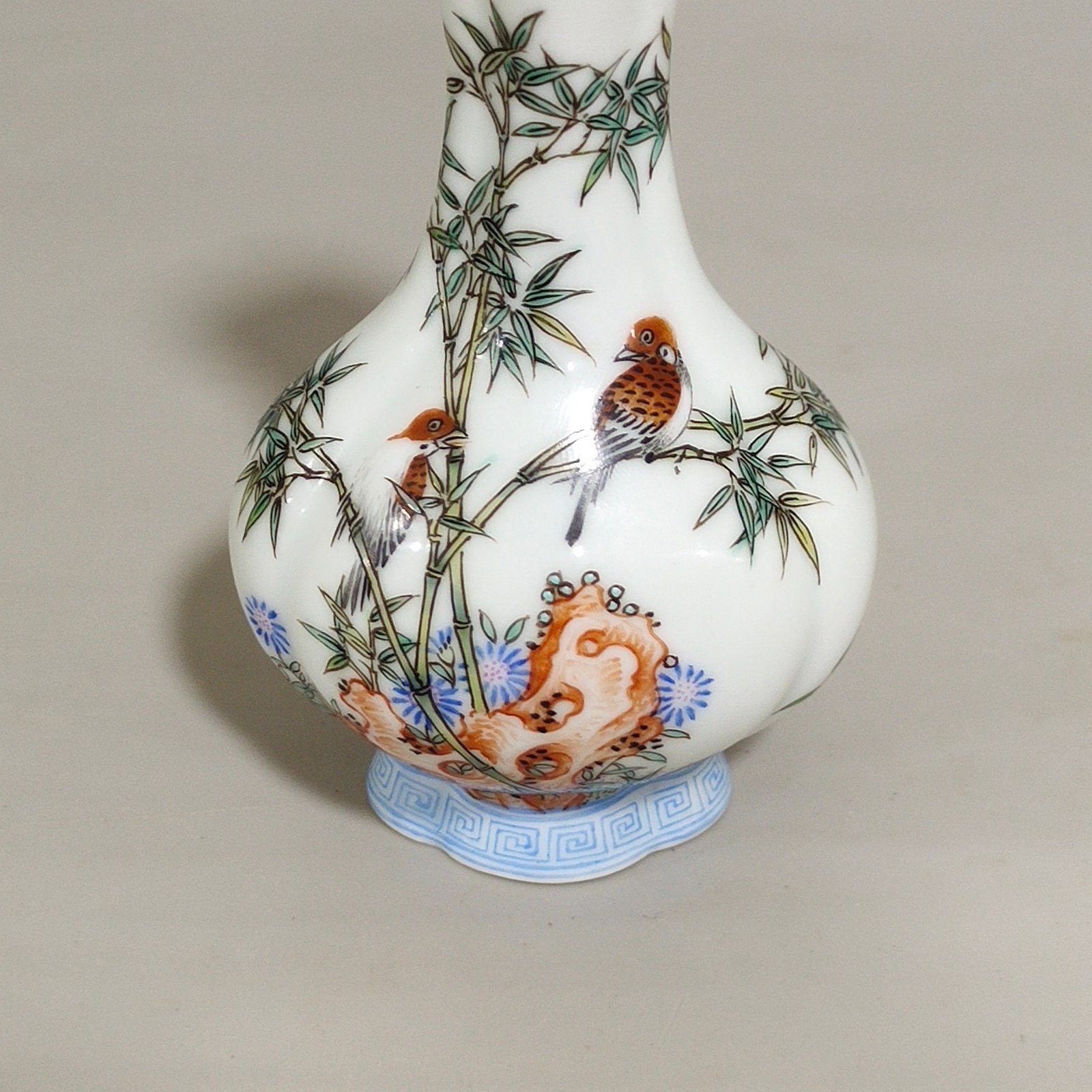 Qing Dynasty Qianlong enamel green bamboo sparrow poem vial