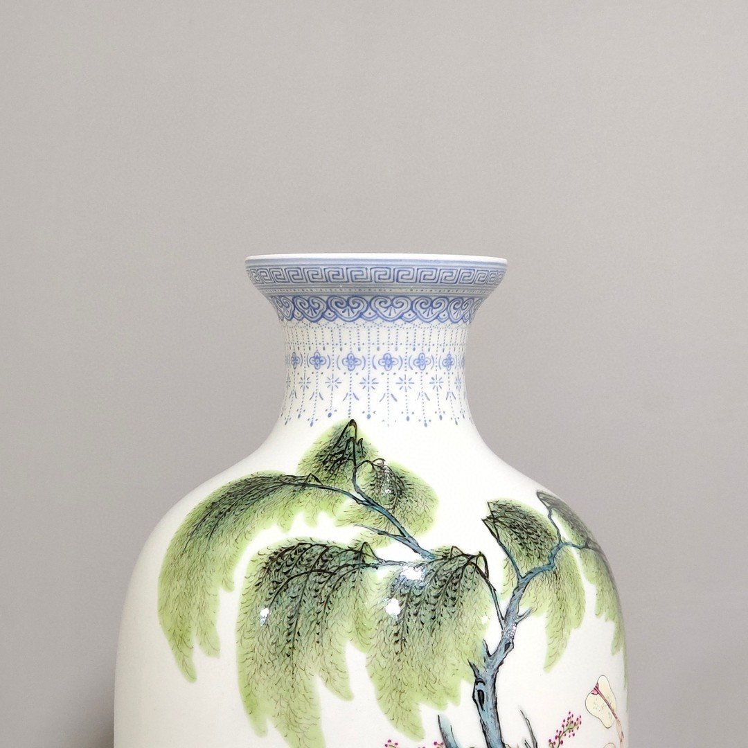 Qing Dynasty Qianlong enamel thin vase with green edging