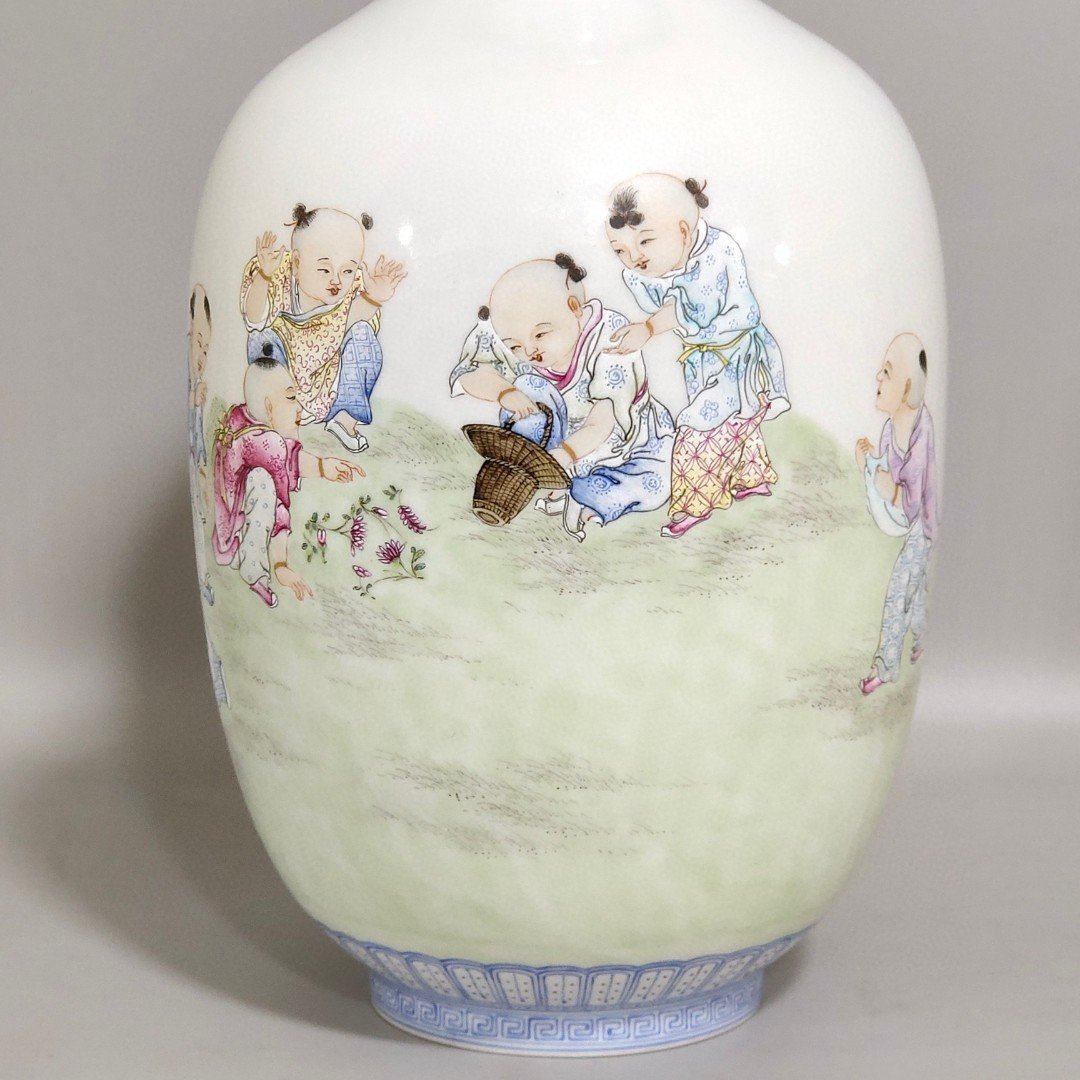 Qing Dynasty Qianlong enamel thin vase with green edging