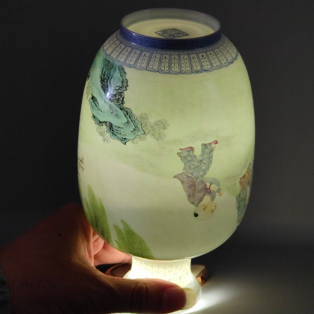 Qing Dynasty Qianlong enamel thin vase with green edging